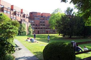 http://www.robinson.cam.ac.uk/images/archive/gardens/gardens06.jpg